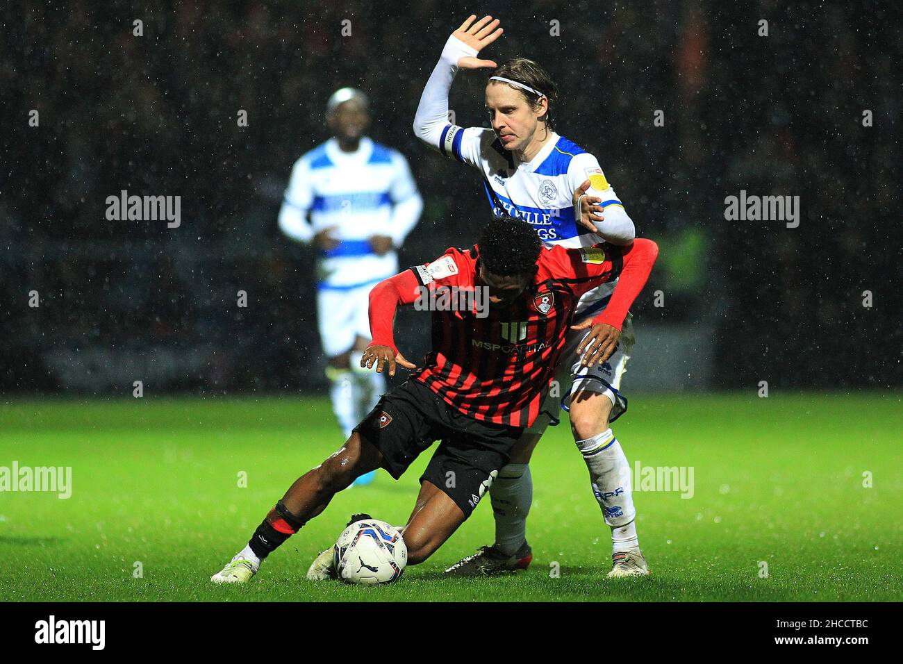 London, Großbritannien. 27th Dez 2021. Jefferson Lerma aus Bournemouth (L) wird von Stefan Johansen von den Queens Park Rangers (R) gefoult. Spiel der EFL Skybet Championship, Queens Park Rangers gegen AFC Bournemouth im Kiyan Prince Foundation Stadium, Loftus Road in London am Montag, 27th. Dezember 2021. Dieses Bild darf nur für redaktionelle Zwecke verwendet werden. Nur zur redaktionellen Verwendung, Lizenz für kommerzielle Nutzung erforderlich. Keine Verwendung bei Wetten, Spielen oder Veröffentlichungen in einem Club/einer Liga/einem Spieler. PIC von Steffan Bowen/Andrew Orchard Sports Photography/Alamy Live News Credit: Andrew Orchard Sports Photography/Alamy Live News Stockfoto