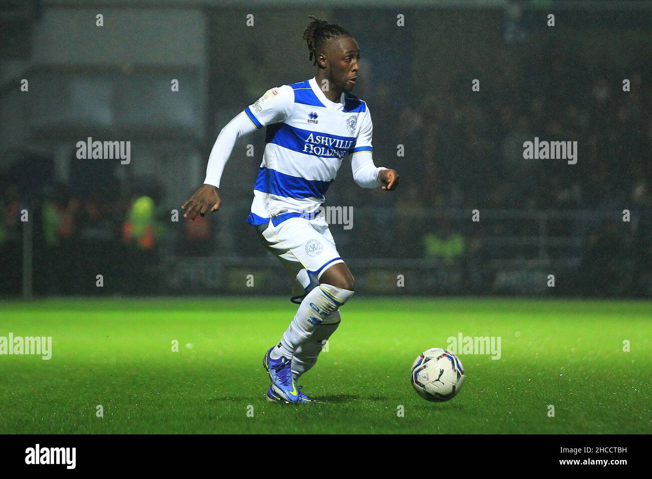London, Großbritannien. 27th Dez 2021. Osman Kakay von den Queens Park Rangers in Aktion während des Spiels. Spiel der EFL Skybet Championship, Queens Park Rangers gegen AFC Bournemouth im Kiyan Prince Foundation Stadium, Loftus Road in London am Montag, 27th. Dezember 2021. Dieses Bild darf nur für redaktionelle Zwecke verwendet werden. Nur zur redaktionellen Verwendung, Lizenz für kommerzielle Nutzung erforderlich. Keine Verwendung bei Wetten, Spielen oder Veröffentlichungen in einem Club/einer Liga/einem Spieler. PIC von Steffan Bowen/Andrew Orchard Sports Photography/Alamy Live News Credit: Andrew Orchard Sports Photography/Alamy Live News Stockfoto