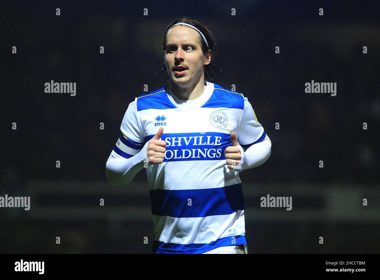 London, Großbritannien. 27th Dez 2021. Stefan Johansen von den Queens Park Rangers schaut zu. Spiel der EFL Skybet Championship, Queens Park Rangers gegen AFC Bournemouth im Kiyan Prince Foundation Stadium, Loftus Road in London am Montag, 27th. Dezember 2021. Dieses Bild darf nur für redaktionelle Zwecke verwendet werden. Nur zur redaktionellen Verwendung, Lizenz für kommerzielle Nutzung erforderlich. Keine Verwendung bei Wetten, Spielen oder Veröffentlichungen in einem Club/einer Liga/einem Spieler. PIC von Steffan Bowen/Andrew Orchard Sports Photography/Alamy Live News Credit: Andrew Orchard Sports Photography/Alamy Live News Stockfoto
