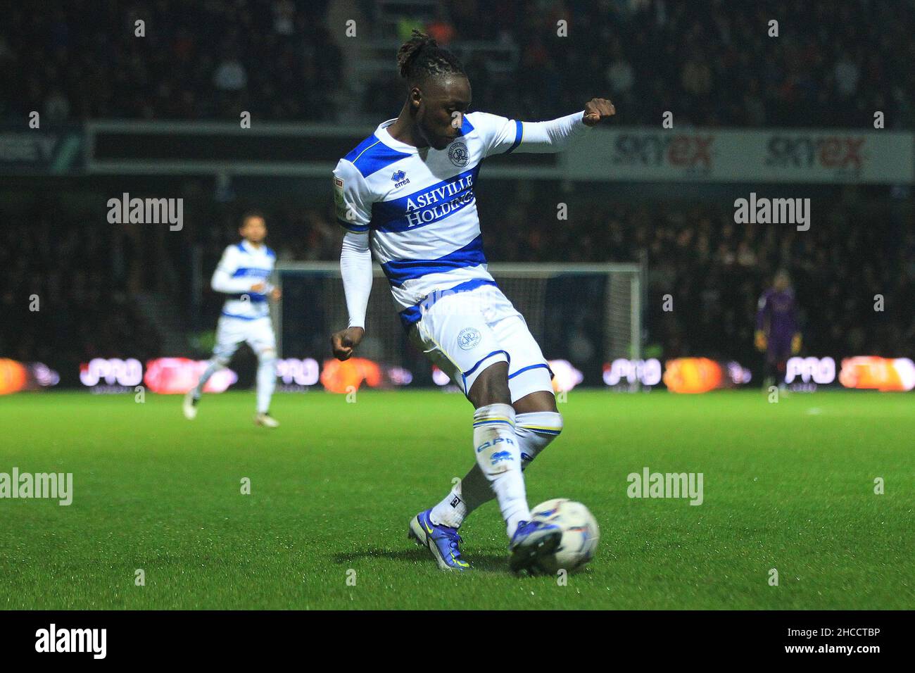 London, Großbritannien. 27th Dez 2021. Osman Kakay von den Queens Park Rangers in Aktion während des Spiels. Spiel der EFL Skybet Championship, Queens Park Rangers gegen AFC Bournemouth im Kiyan Prince Foundation Stadium, Loftus Road in London am Montag, 27th. Dezember 2021. Dieses Bild darf nur für redaktionelle Zwecke verwendet werden. Nur zur redaktionellen Verwendung, Lizenz für kommerzielle Nutzung erforderlich. Keine Verwendung bei Wetten, Spielen oder Veröffentlichungen in einem Club/einer Liga/einem Spieler. PIC von Steffan Bowen/Andrew Orchard Sports Photography/Alamy Live News Credit: Andrew Orchard Sports Photography/Alamy Live News Stockfoto