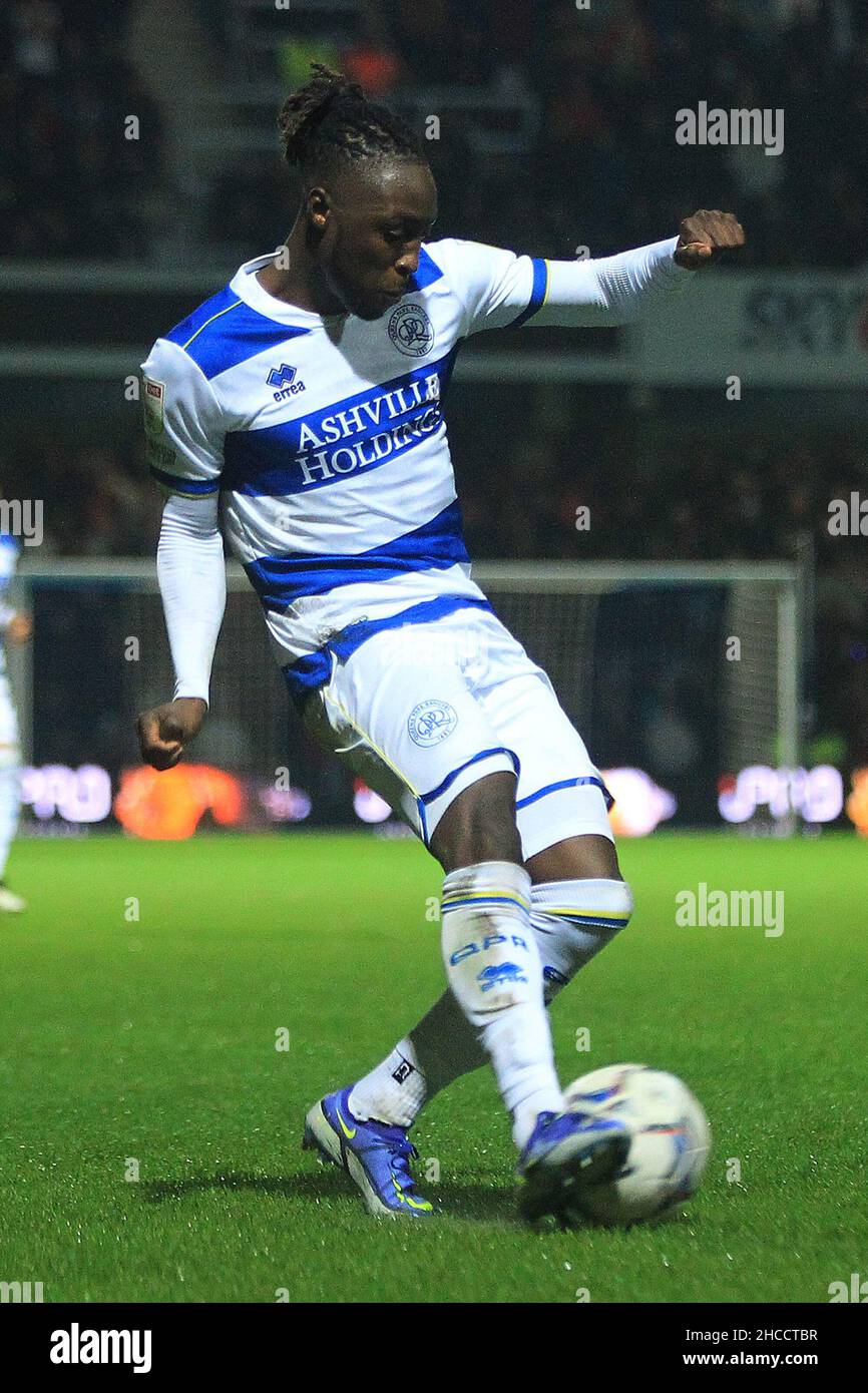London, Großbritannien. 27th Dez 2021. Osman Kakay von den Queens Park Rangers in Aktion während des Spiels. Spiel der EFL Skybet Championship, Queens Park Rangers gegen AFC Bournemouth im Kiyan Prince Foundation Stadium, Loftus Road in London am Montag, 27th. Dezember 2021. Dieses Bild darf nur für redaktionelle Zwecke verwendet werden. Nur zur redaktionellen Verwendung, Lizenz für kommerzielle Nutzung erforderlich. Keine Verwendung bei Wetten, Spielen oder Veröffentlichungen in einem Club/einer Liga/einem Spieler. PIC von Steffan Bowen/Andrew Orchard Sports Photography/Alamy Live News Credit: Andrew Orchard Sports Photography/Alamy Live News Stockfoto