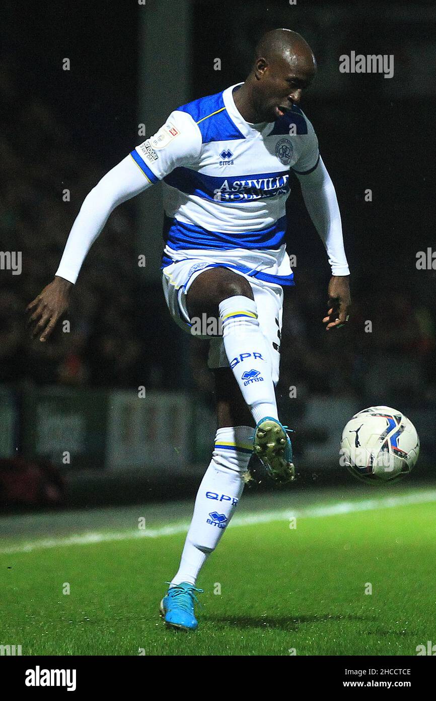 London, Großbritannien. 27th Dez 2021. Albert Adomah von den Queens Park Rangers in Aktion während des Spiels. Spiel der EFL Skybet Championship, Queens Park Rangers gegen AFC Bournemouth im Kiyan Prince Foundation Stadium, Loftus Road in London am Montag, 27th. Dezember 2021. Dieses Bild darf nur für redaktionelle Zwecke verwendet werden. Nur zur redaktionellen Verwendung, Lizenz für kommerzielle Nutzung erforderlich. Keine Verwendung bei Wetten, Spielen oder Veröffentlichungen in einem Club/einer Liga/einem Spieler. PIC von Steffan Bowen/Andrew Orchard Sports Photography/Alamy Live News Credit: Andrew Orchard Sports Photography/Alamy Live News Stockfoto