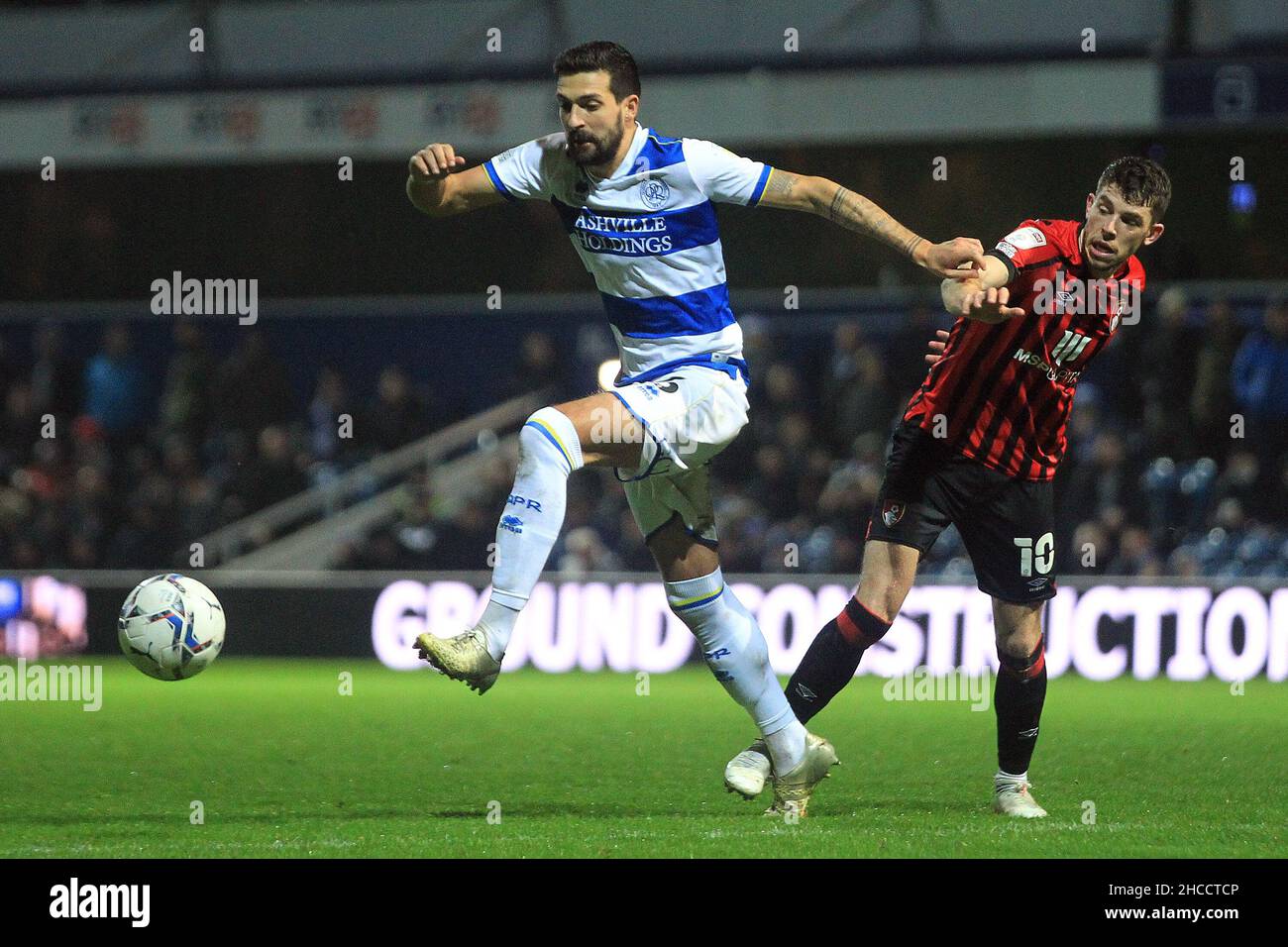 London, Großbritannien. 27th Dez 2021. Yoann Barbet von den Queens Park Rangers (L) hält Ryan Christie aus Bournemouth (R) zurück. Spiel der EFL Skybet Championship, Queens Park Rangers gegen AFC Bournemouth im Kiyan Prince Foundation Stadium, Loftus Road in London am Montag, 27th. Dezember 2021. Dieses Bild darf nur für redaktionelle Zwecke verwendet werden. Nur zur redaktionellen Verwendung, Lizenz für kommerzielle Nutzung erforderlich. Keine Verwendung bei Wetten, Spielen oder Veröffentlichungen in einem Club/einer Liga/einem Spieler. PIC von Steffan Bowen/Andrew Orchard Sports Photography/Alamy Live News Credit: Andrew Orchard Sports Photography/Alamy Live News Stockfoto