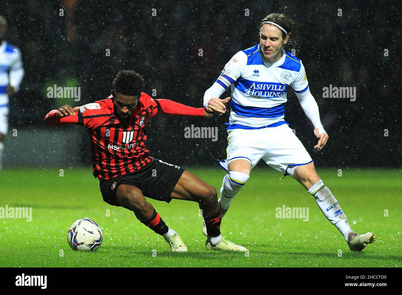 London, Großbritannien. 27th Dez 2021. Jefferson Lerma aus Bournemouth (L) hält Stefan Johansen von den Queens Park Rangers (R) zurück. Spiel der EFL Skybet Championship, Queens Park Rangers gegen AFC Bournemouth im Kiyan Prince Foundation Stadium, Loftus Road in London am Montag, 27th. Dezember 2021. Dieses Bild darf nur für redaktionelle Zwecke verwendet werden. Nur zur redaktionellen Verwendung, Lizenz für kommerzielle Nutzung erforderlich. Keine Verwendung bei Wetten, Spielen oder Veröffentlichungen in einem Club/einer Liga/einem Spieler. PIC von Steffan Bowen/Andrew Orchard Sports Photography/Alamy Live News Credit: Andrew Orchard Sports Photography/Alamy Live News Stockfoto
