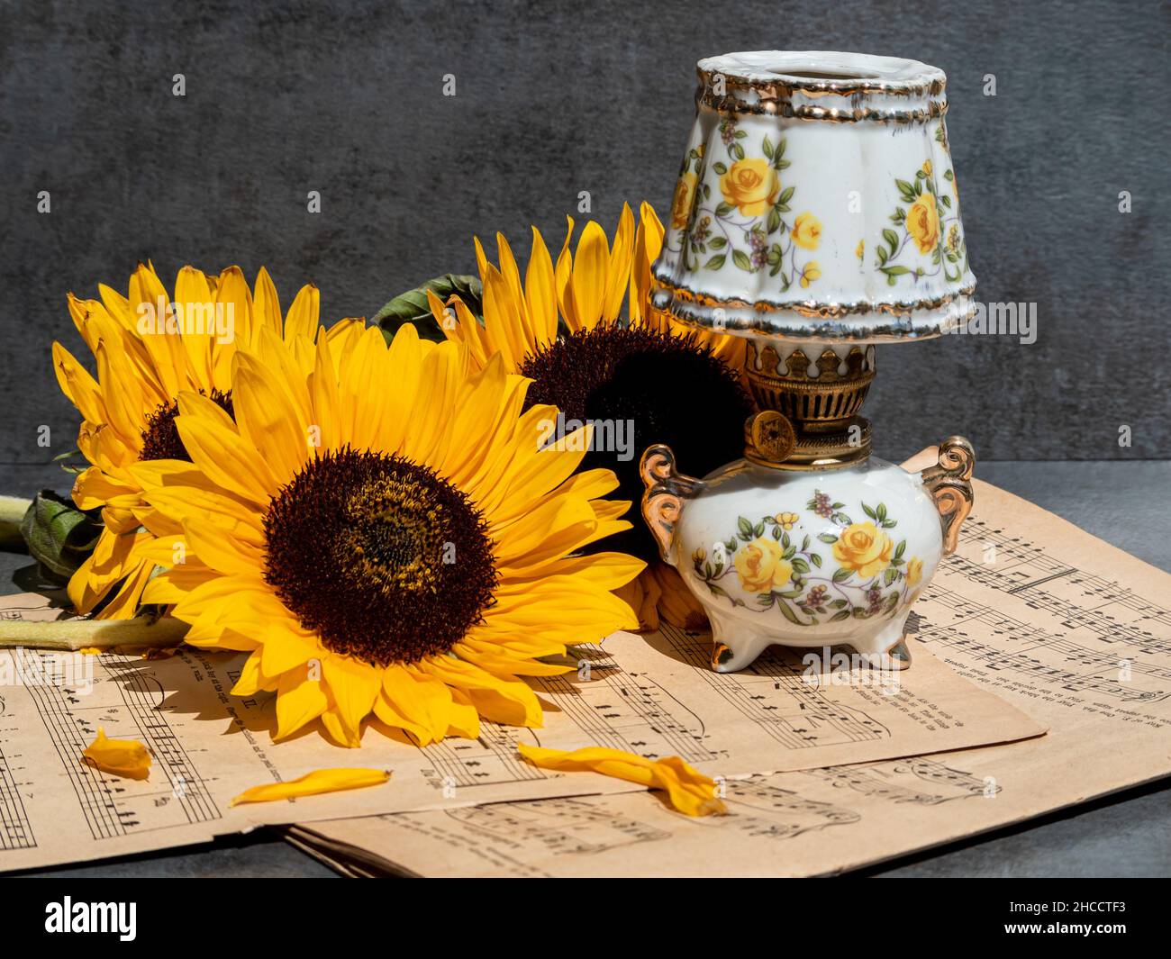 Blumenstrauß, musikalische Noten und antike Öllampe Stockfoto