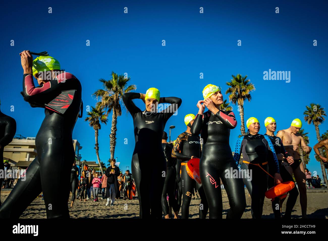 Valencia, Spanien; 12th. Dezember 2021: Schwimmer feiern eine Winterüberquerung während der Neuen Normalität Stockfoto