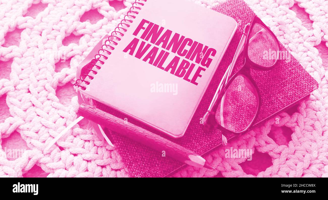 Finanzielle verfügbare Wörter auf dem Cover auf Notebook, Brille und Stift. Business-Konzept für Einkommen Geld Plan. Stockfoto
