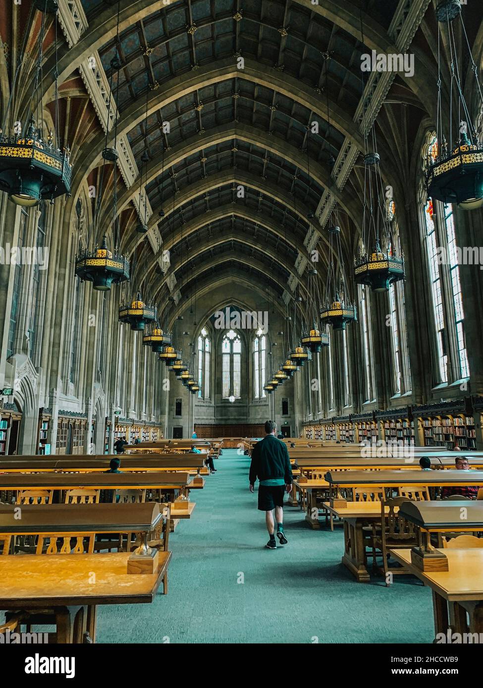 Vertikale Aufnahme des Innenraums der Suzzallo Library an der University of Washington in Seattle, USA Stockfoto