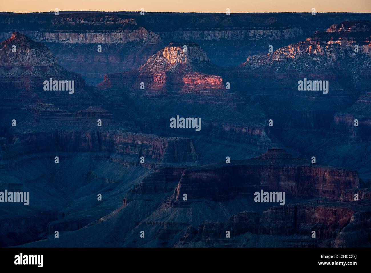 Pink Streak entlang der Pyramide im Inneren des Grand Canyon bei Sonnenuntergang Stockfoto