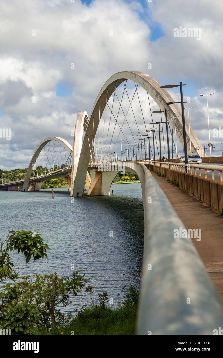 Brasilia, Federal District, Brasilien – 26. Dezember 2021: Juscelino Kubitschek Bridge, auch bekannt als JK Bridge. Stockfoto