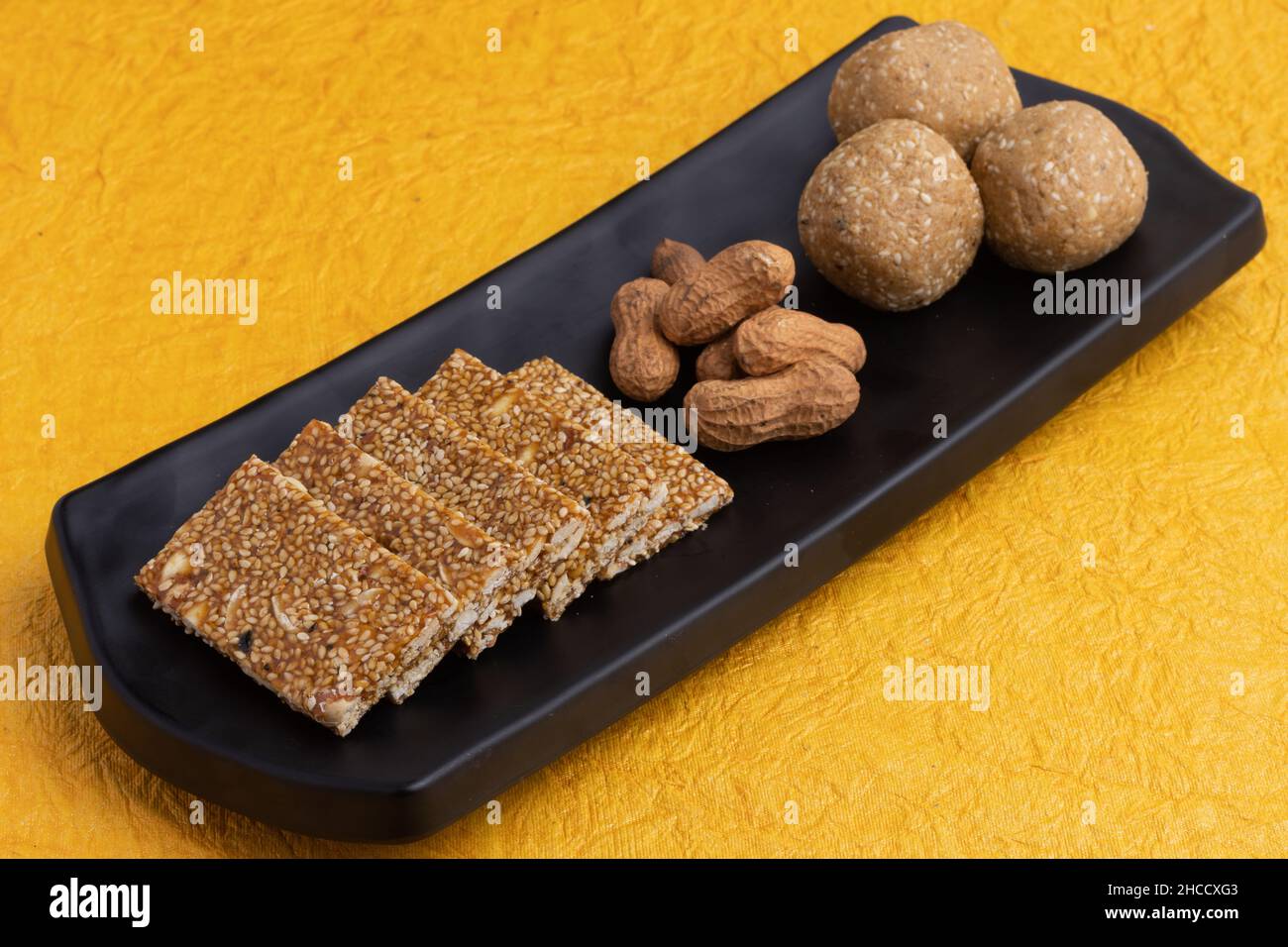Makar Sankranti Lohri süß mithai Gajak auch bekannt als Gur Gajjak, Gazak, Kachak Til Patti oder Papdi, wird Chikki aus Sesamsamen-Jaggery-Mandeln hergestellt Stockfoto