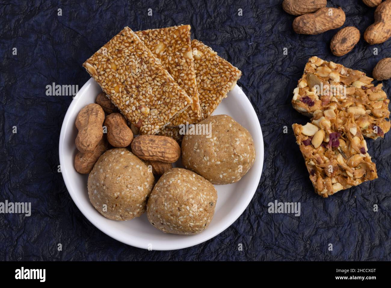 Winterdelikatesse Süße Mithai für Makar Sankranti Lohri Gajak auch bekannt als Gur Gajjak Til Patti Papdi Chikki Gazak Gachak aus Sesamsaatangerie Stockfoto