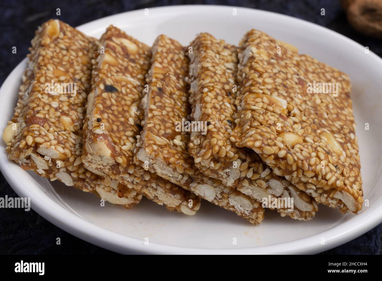Süßwaren oder Mithai für Makar Sankranti Lohri Gajak auch bekannt als Gur Gajjak Gazak Kachak Til Patti Papdi Chikki wird aus til Sesamsamen Jaggery hergestellt Stockfoto