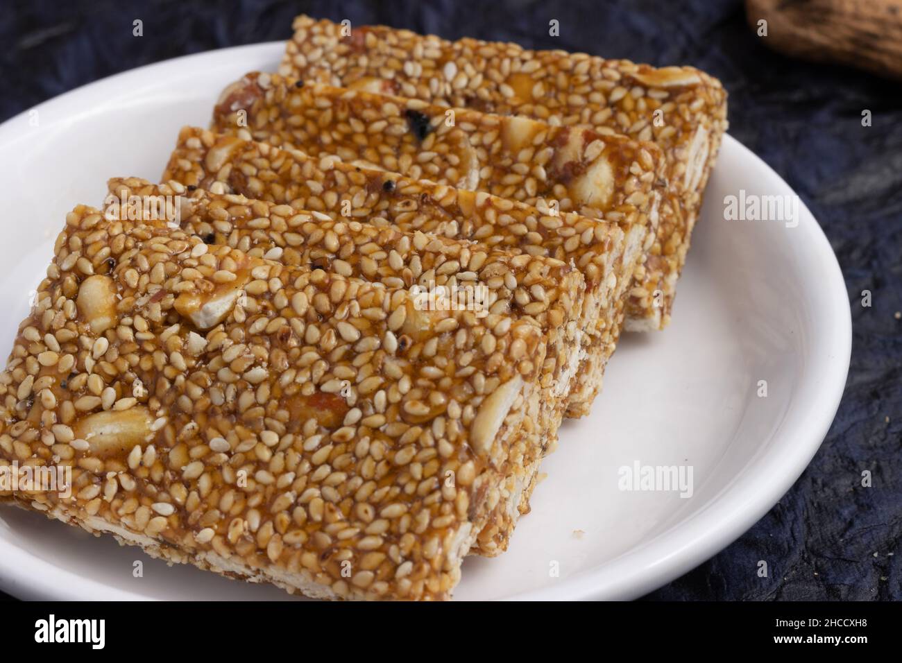 Süßwaren oder Mithai für Makar Sankranti Lohri Gajak auch bekannt als Gur Gajjak Gazak Kachak Til Patti Papdi Chikki wird aus til Sesamsamen Jaggery hergestellt Stockfoto