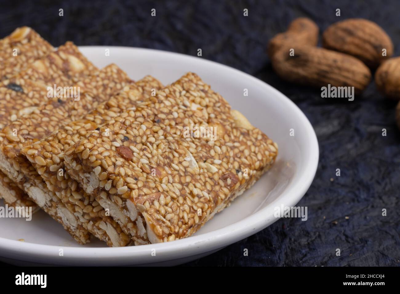 Süßwaren oder Mithai für Makar Sankranti Lohri Gajak auch bekannt als Gur Gajjak Gazak Kachak Til Patti Papdi Chikki wird aus til Sesamsamen Jaggery hergestellt Stockfoto