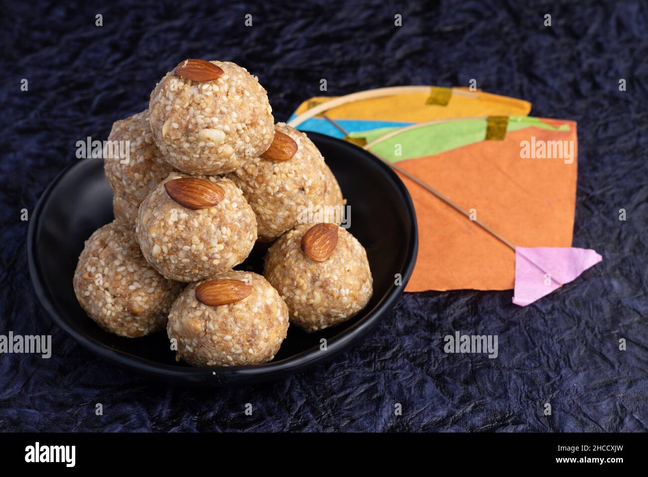 Winterspezialität Indische traditionelle Süßigkeiten oder Mithai mit Drachen für Makar Sankranti Lohri Gajak, auch bekannt als Gur Gajjak Gazak Kachak Til ka laddu Stockfoto