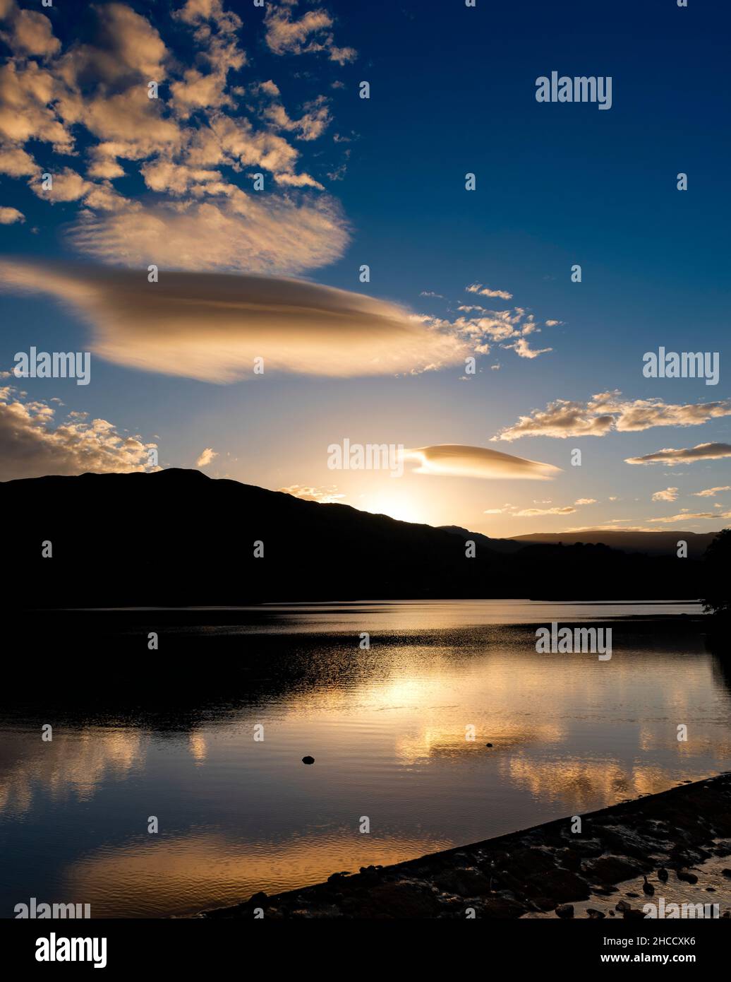 Eine linsenförmige Wolke, die über Grasmere, Lake District National Park, Cumbria, Großbritannien, hängt Stockfoto