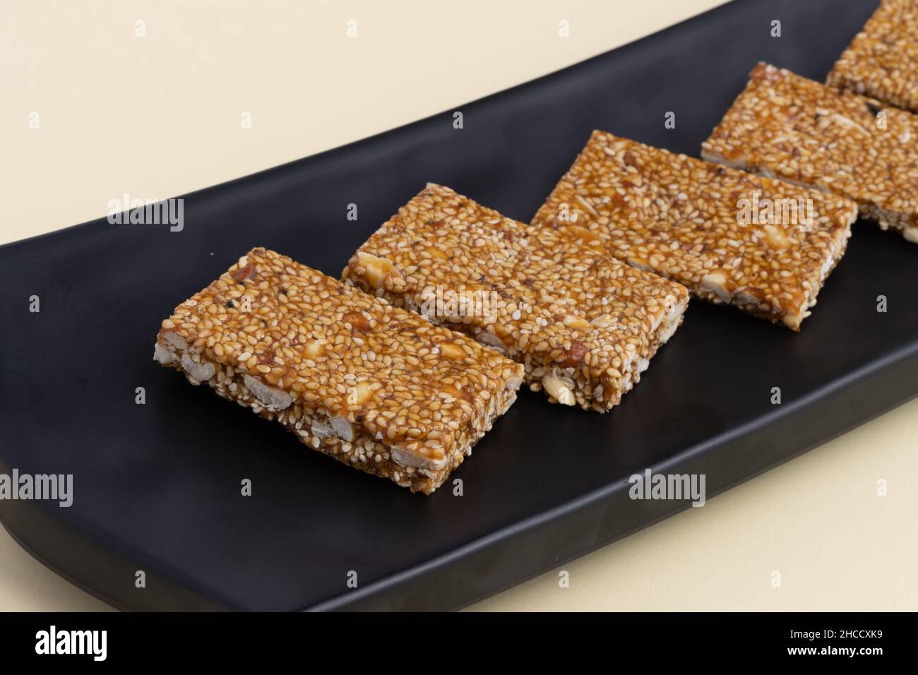 Süßwaren oder Mithai für Makar Sankranti Lohri Gajak auch bekannt als Gur Gajjak Gazak Kachak Til Patti Papdi Chikki wird aus til Sesamsamen Jaggery hergestellt Stockfoto