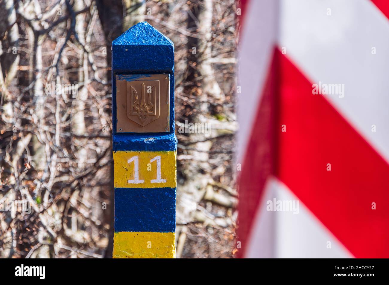 Grenzmarkierungen an einer polnisch-ukrainischen Grenze. Die polnische Ostgrenze ist auch die Grenze der Europäischen Union und der NATO. Stockfoto