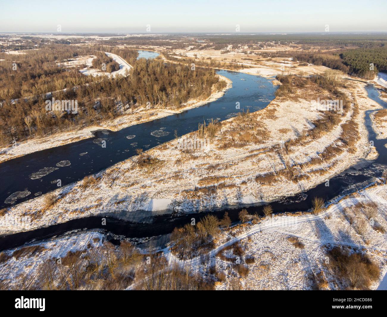 Flussmäander und schneebedeckte Oxbow-Seen an einem sonnigen Wintertag, fotografiert von einer Drohne. Tag. Stockfoto
