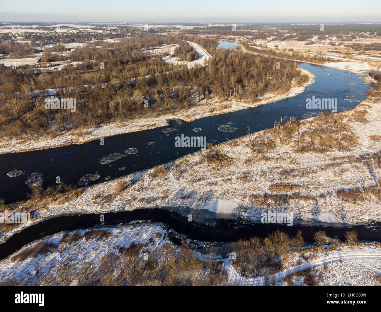 Flussmäander und schneebedeckte Oxbow-Seen an einem sonnigen Wintertag, fotografiert von einer Drohne. Tag. Stockfoto