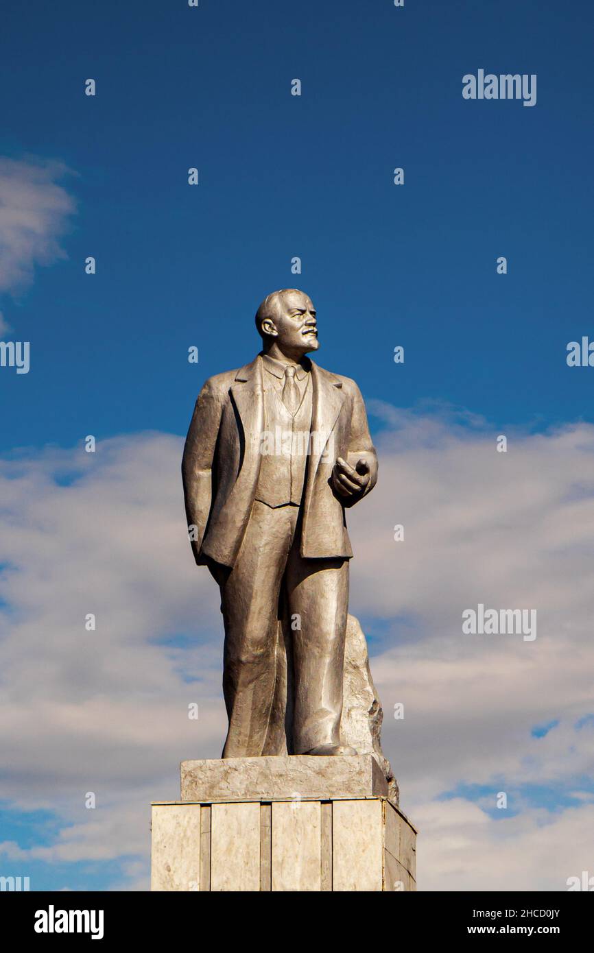 Das Denkmal Wladimir Lenins (Uljanows) in der Stadt Smorgon (Weißrussland) gegen den blauen Himmel Stockfoto