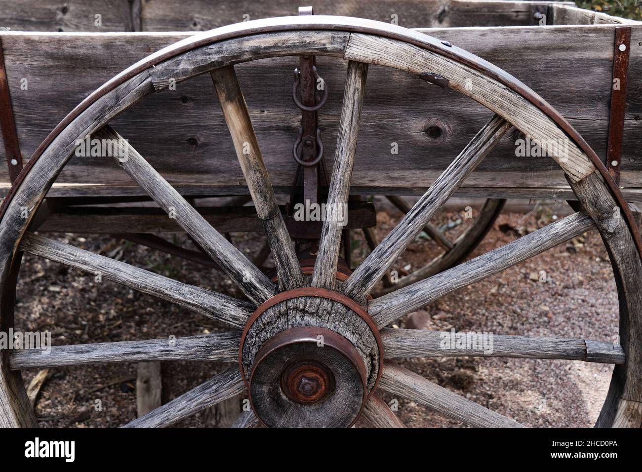 Nahaufnahme eines gealterten Wagenrades Stockfoto