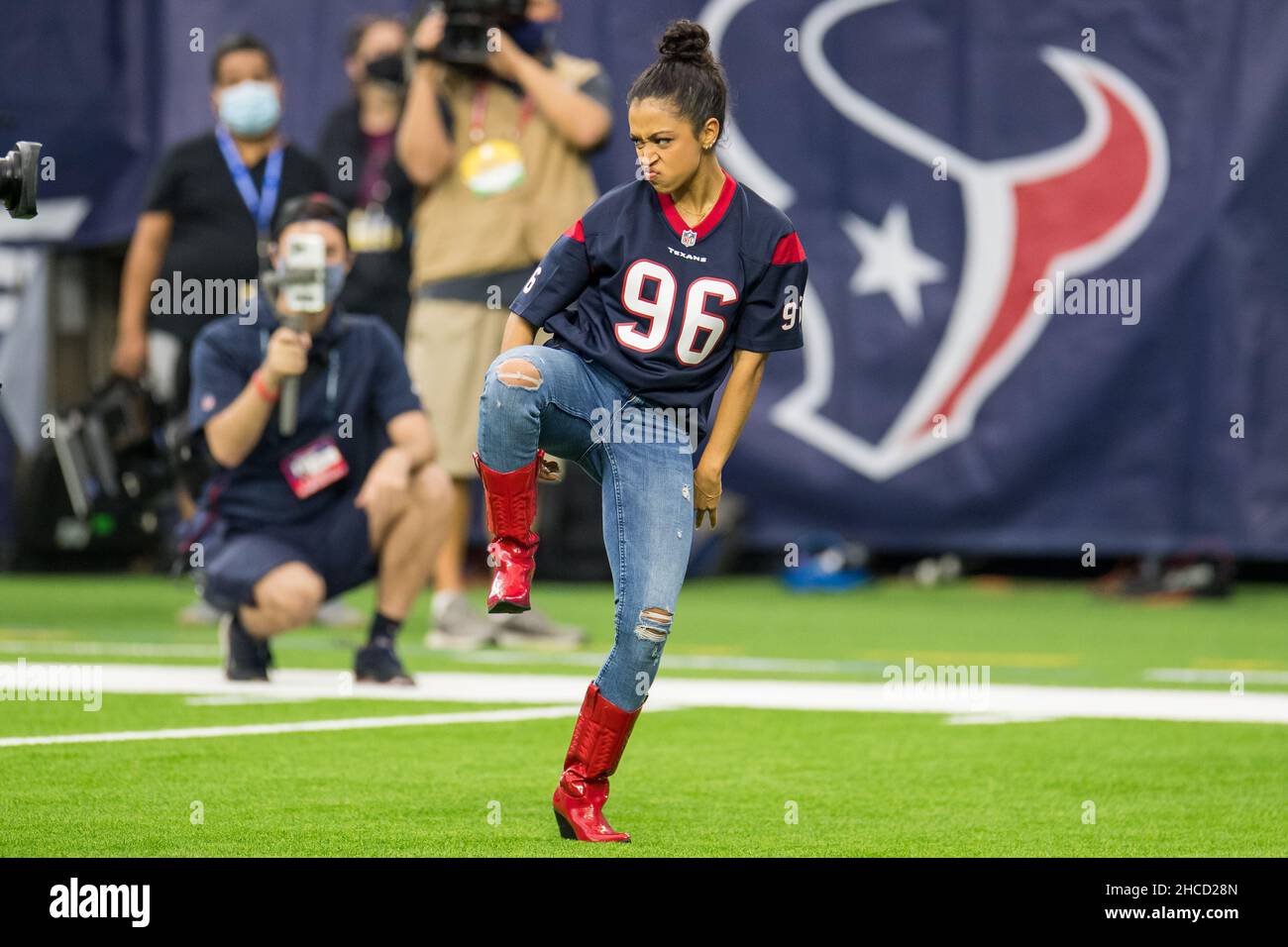 Houston, TX, USA. 26th Dez 2021. Schauspielerin/Moderatorin/Komikerin/YouTuber Liza Koshy tritt vor einem NFL-Fußballspiel zwischen den Los Angeles Chargers und den Houston Texans im NRG Stadium in Houston, TX, als Ehrenkapitän in das Feld ein. Die Texaner gewannen das Spiel 41 bis 29.Trask Smith/CSM/Alamy Live News Stockfoto