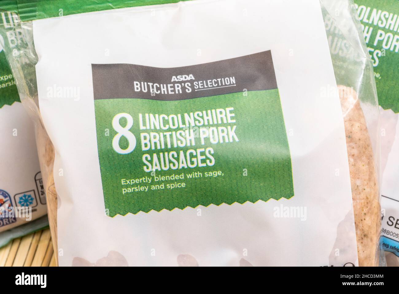 Etikett auf Paket von ASDA Supermarkt Eigenmarke Lincolnshire Würstchen. Für Lebensmittelverpackungen aus Kunststoff, Convenience Food. Stockfoto