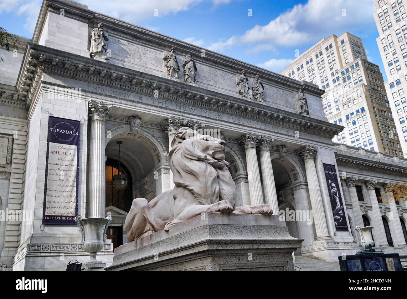 New York City, USA - 17. November 2021: Die Hauptniederlassung der New York Public Library an der Fifth Avenue beherbergt wichtige Kulturausstellungen. Stockfoto