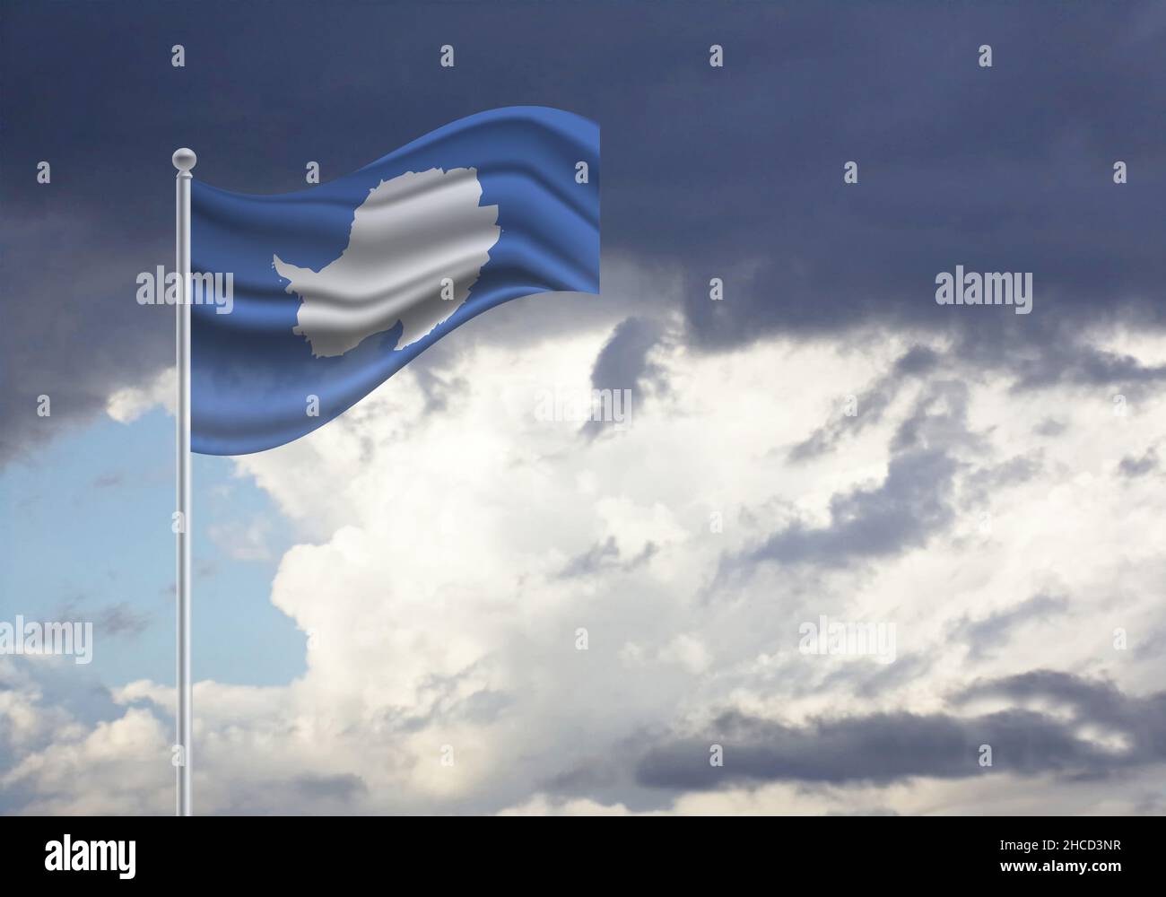 Flagge der Antarktis auf einem Stock, dunkle Wolken im Hintergrund Stockfoto