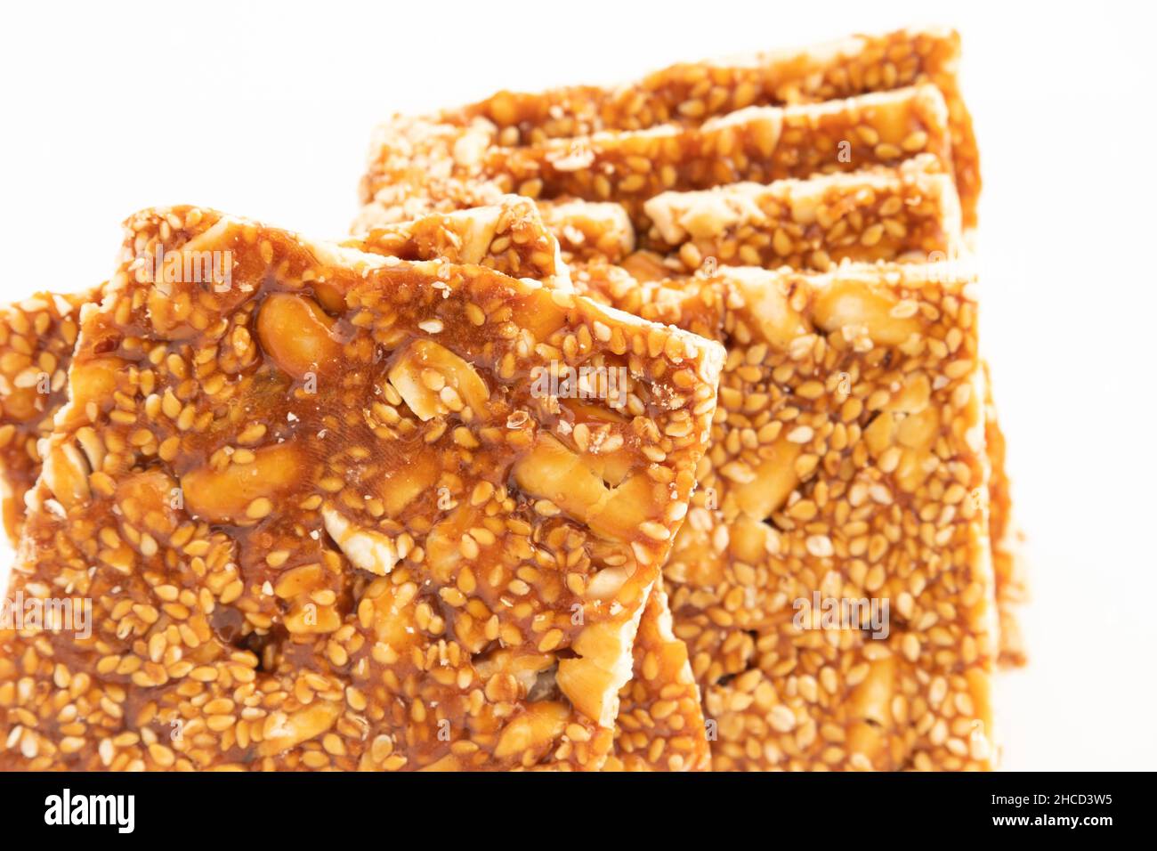 Kozinaki, Til Gud Patti Oder Gur Papadi Chikki Gajak Aus Erdnüssen, Moongfali, Jaggery, Mungfali Wird In Winters Auf Makar Sankr Genossen Stockfoto
