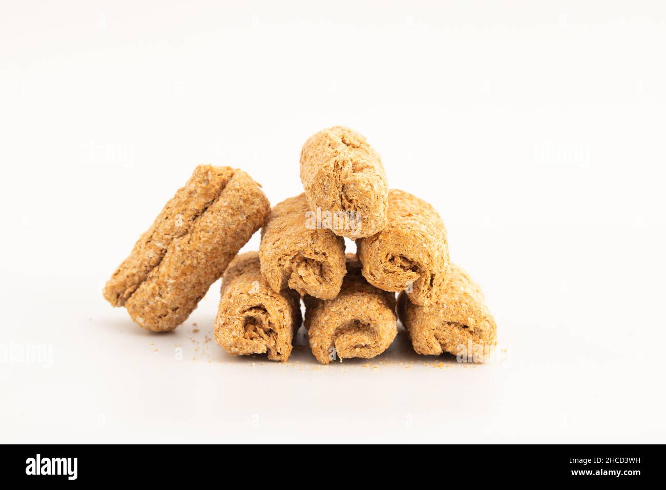 Khasta Gud Gajak Roll Mithai oder Gur Mawa Gazak Rolls werden aus gehämmerten oder geschlagenen Sesamsamen, kondensierter Milch, Khoya, Jaggery, Mava und garniertem W hergestellt Stockfoto