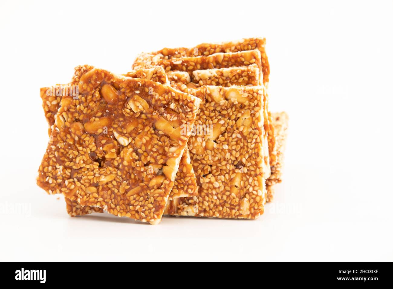Makar Sankranti Oder Lohri Mithai Mungfali Badam Chikki Auch Bekannt Als Kozinaki, Gud Chikky Patti, Gajak, Gajjak, Gazak, Gachak, Til Patti Oder Gur Papadi Stockfoto