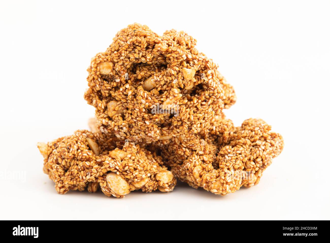 Makar Sankranti Oder Lohri Mithai Til Gud Peanut Gajak Auch Bekannt Als Kozinaki, Gur Tilsakri Royal Gajjak, Gazak Oder Kachak Aus Tilgul Sesam Ti Stockfoto