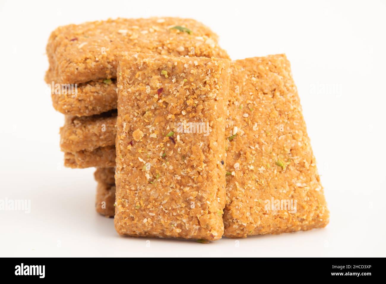 Makar Sankranti Oder Lohri Mithai Delicate Soft Grinded Khasta Gajak Bars Auch Bekannt Als Kozinaki, Gajjak, Gazak Oder Kachak Bar Aus Tilgul Gehämmerten Oder Stockfoto