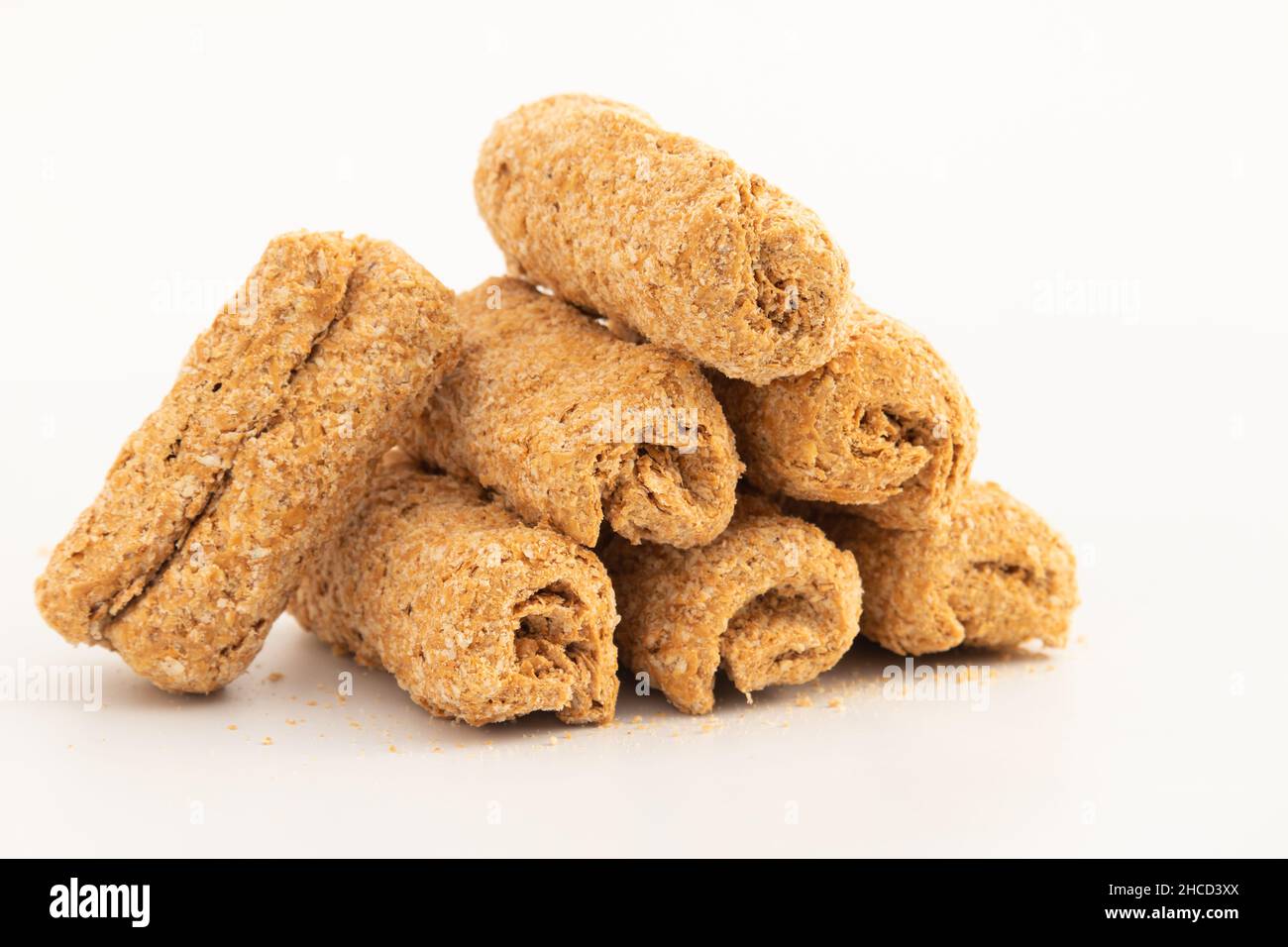 Khasta Gud Gajak Roll Mithai oder Gur Mawa Gazak Rolls werden aus gehämmerten oder geschlagenen Sesamsamen, kondensierter Milch, Khoya, Jaggery, Mava und garniertem W hergestellt Stockfoto
