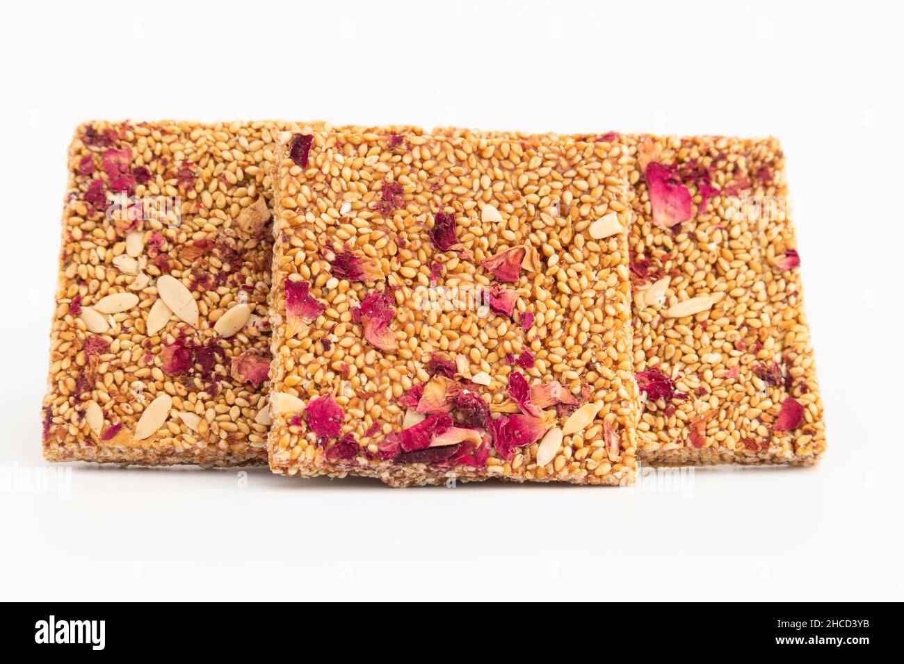 Makar Sankranti Oder Lohri Mithai Gulab Mungfali Badam Chikki Auch Bekannt Als Kozinaki, Gud Singdana Chikky Til Patti, Gajak, Gajjak, Gazak, Gachak Oder Gur Stockfoto