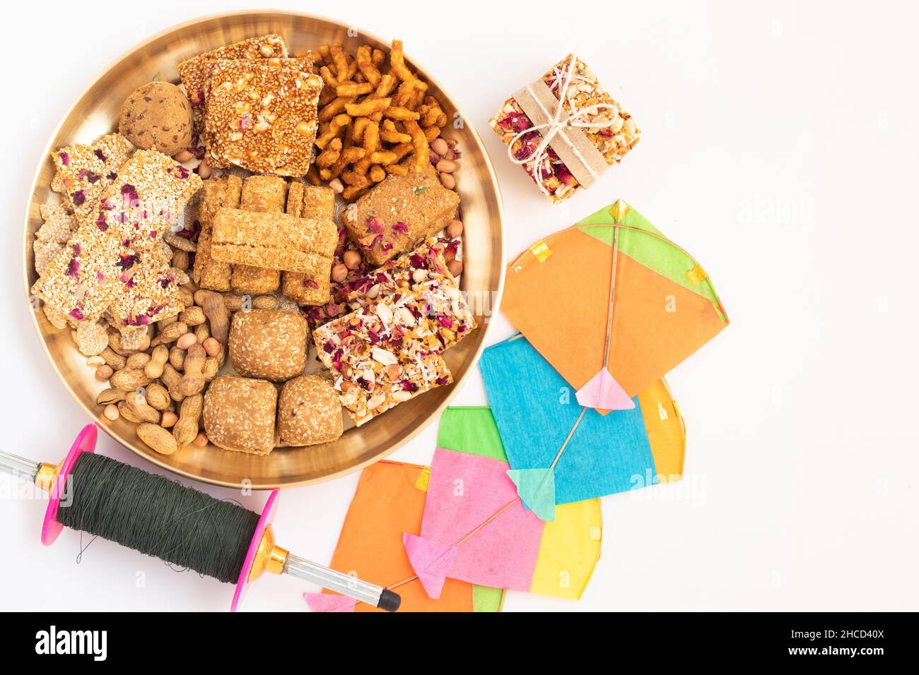 Erntefest Gefeiert Als Makar Sankranti, Lohri, Uttarayan, Maghi, Poush Sankranthi, Magh Bihu mit Sesam Süß, Tilgul, Til Mithai, Gajak Stockfoto