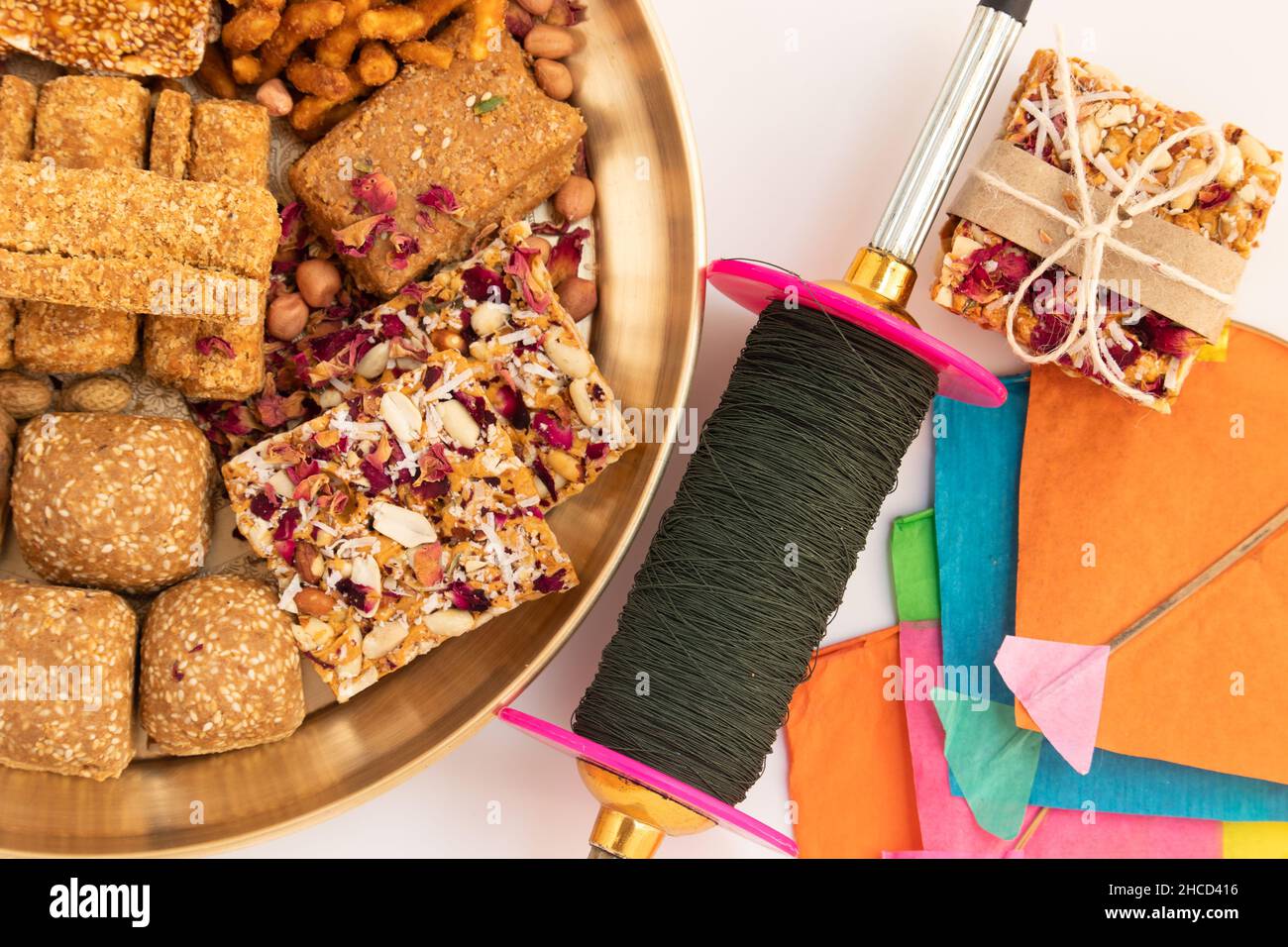 Erntefest Gefeiert Als Makar Sankranti, Lohri, Uttarayan, Maghi, Poush Sankranthi, Magh Bihu mit Sesam Süß, Tilgul, Til Mithai, Gajak Stockfoto