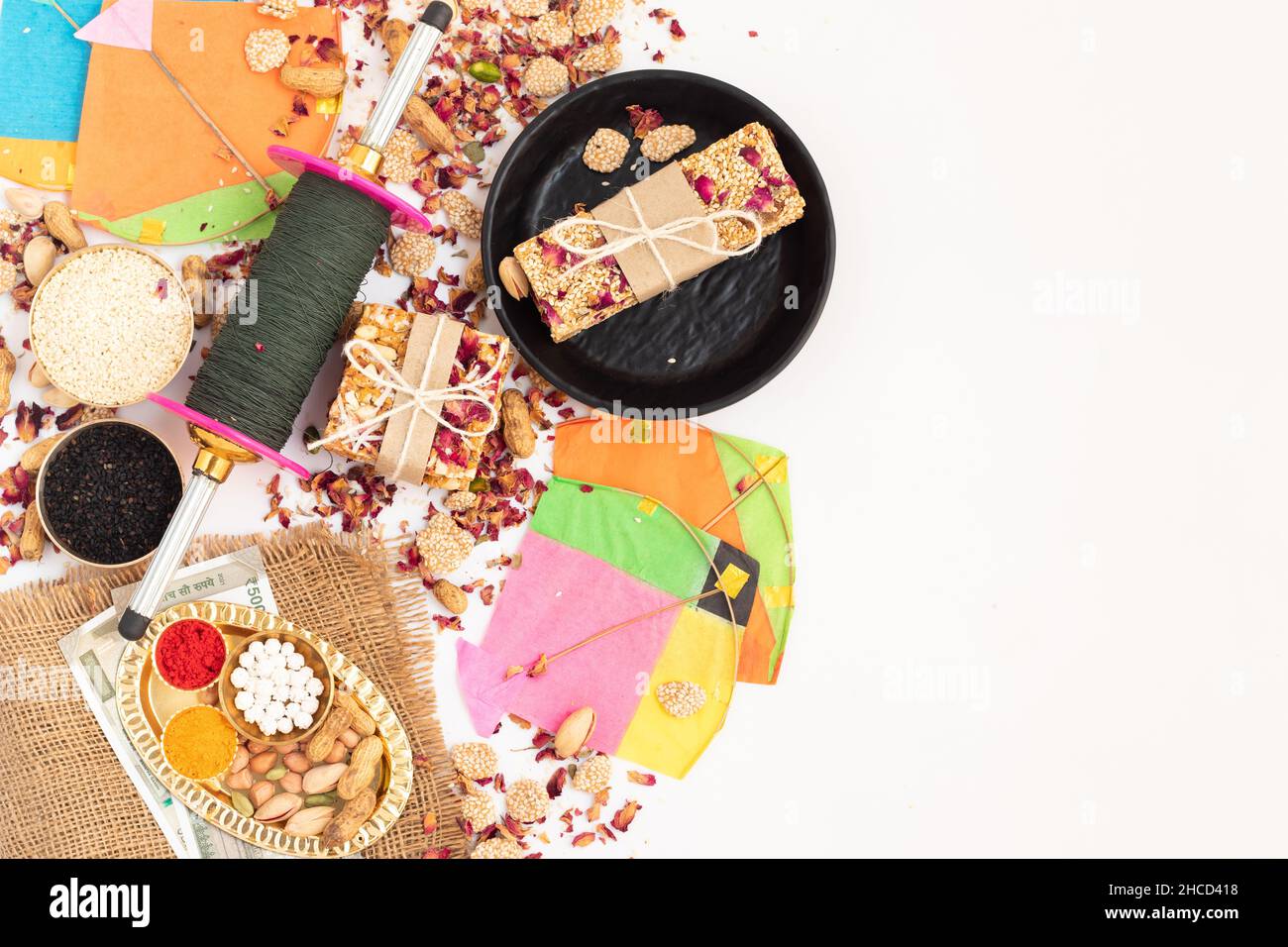 Erntefest Gefeiert Als Makar Sankranti, Lohri, Uttarayan, Maghi, Poush Sankranthi, Magh Bihu mit Sesam Süß, Tilgul, Til Mithai, Gajak Stockfoto