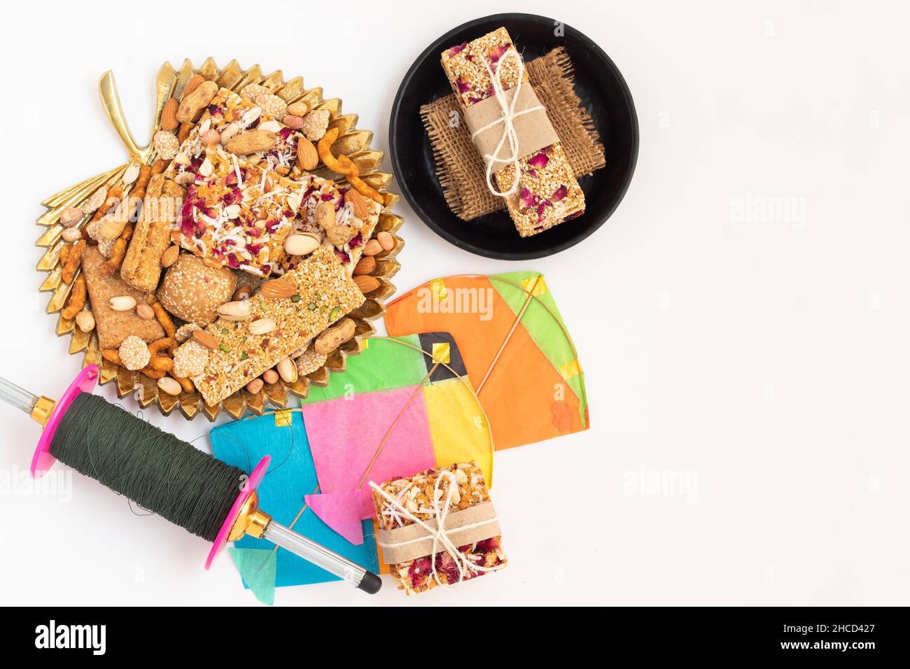 Erntefest Gefeiert Als Makar Sankranti, Lohri, Uttarayan, Maghi, Poush Sankranthi, Magh Bihu mit Sesam Süß, Tilgul, Til Mithai, Gajak Stockfoto