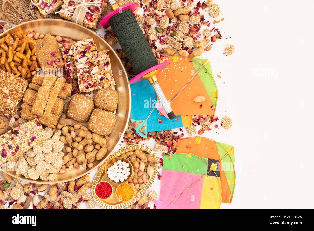 Erntefest Gefeiert Als Makar Sankranti, Lohri, Uttarayan, Maghi, Poush Sankranthi, Magh Bihu mit Sesam Süß, Tilgul, Til Mithai, Gajak Stockfoto