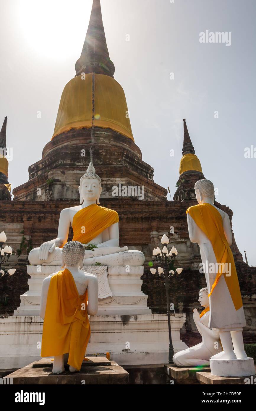 Statue von Buddha und seinen Schülern in Ayutthaya, der historischen Hauptstadt des Königreichs Siam aus dem 13. Jahrhundert, Ayutthaya, Provinz Phra Nakhon Si Ayutthaya Stockfoto