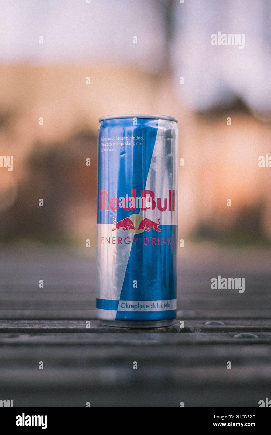 Selektive Nahaufnahme einer Dose Red Bull Drink Stockfoto