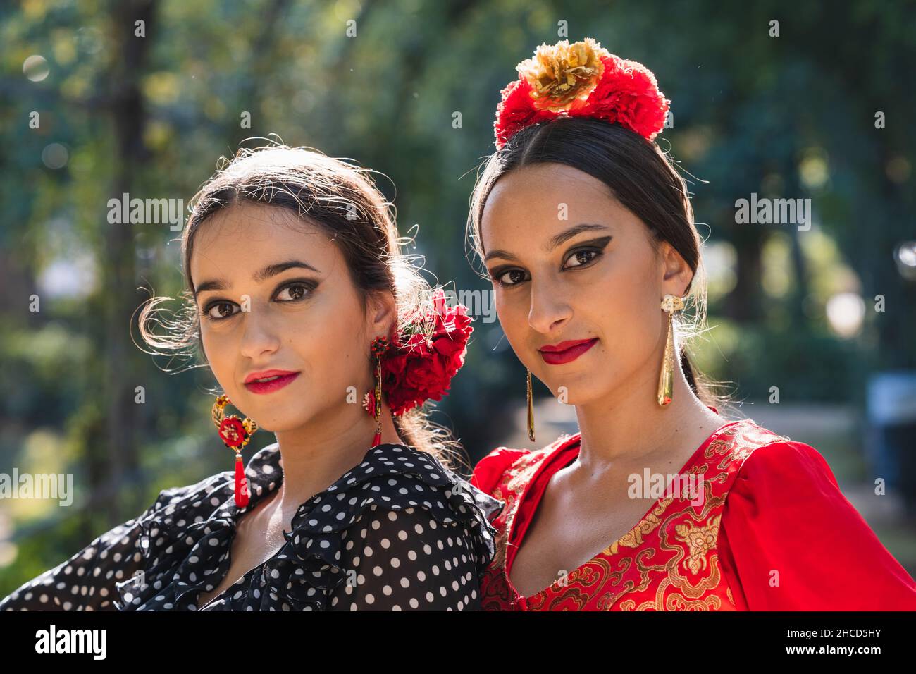 Portrait mit selektivem Fokus von zwei Flamenco-Tänzern im Freien Stockfoto