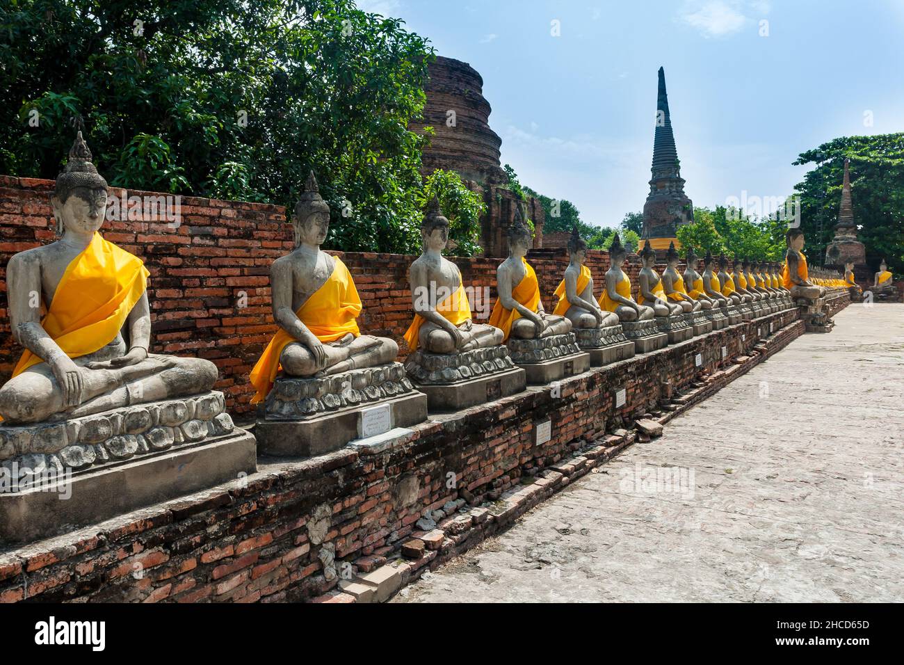 Sitzende Buddha-Statuen im Wat Yai Chaimongkol in Ayutthaya, der historischen Hauptstadt des Königreichs Siam, Thailand, aus dem 13. Jahrhundert Stockfoto