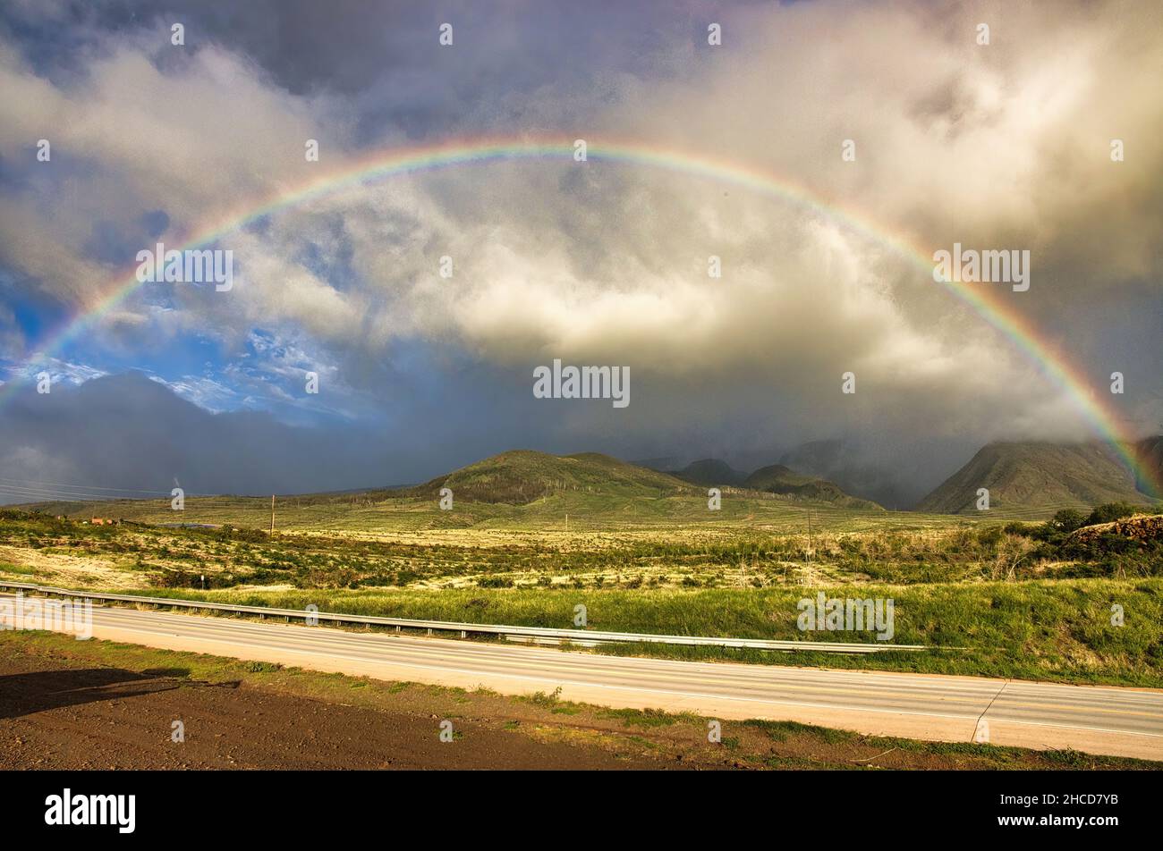 Weitläufiger Regenbogen, der sich weit über den westlichen maui Bergen erstreckt. Stockfoto