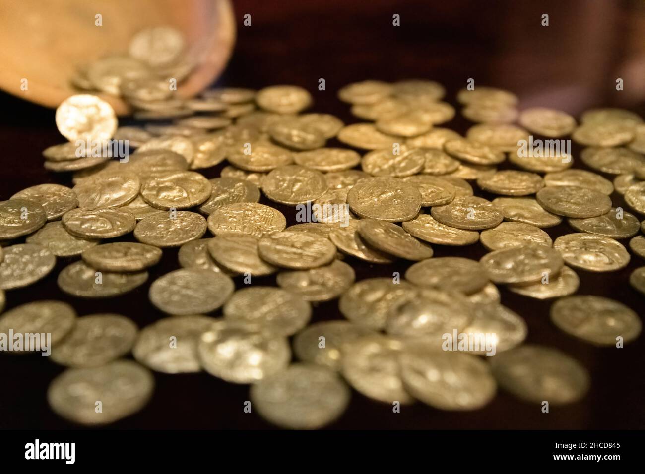 Schatzkammer der antiken griechischen Silbermünzen auf dunklem Hintergrund Stockfoto