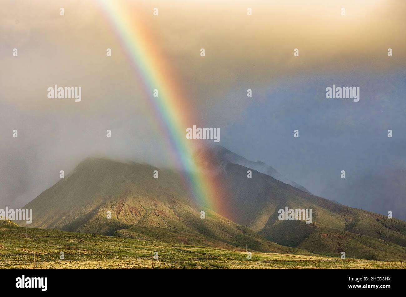 Brillanter Regenbogen, der durch die westlichen maui Berge schneidet. Stockfoto
